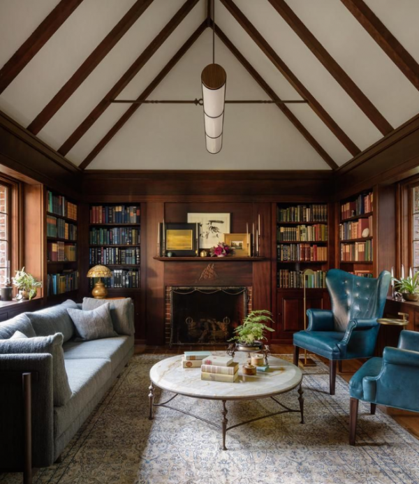 Cafe dengan gaya Tudor, menggunakan kayu gelap dan detail arsitektur yang klasik